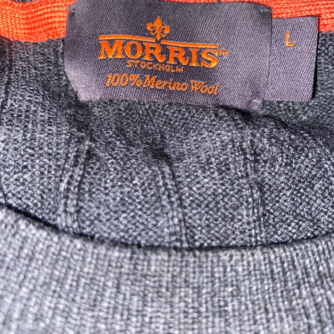 Mörkgrå kabelstickad tröja från Morris - 3