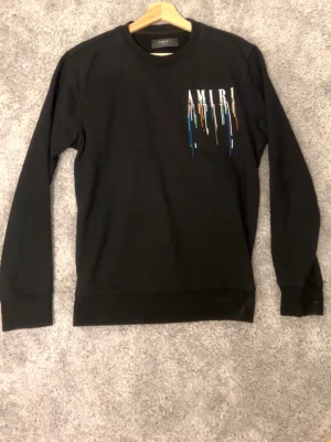 Amiri Sweatshirt med backprint - Svart - Riktigt fet och unik Amiri sweatshirt med tryck på ryggen. Storlek S. Pris kan diskuteras vid snabb affär 