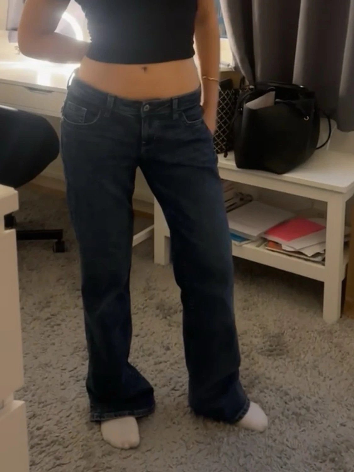 Mörkblå bootcut jeans med fickdetaljer