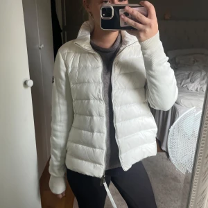 Vit pufferjacka Moncler - As snygg cardigan, är orsaker på om den är äkta därav priset🩷 Ser dock vädligt väldigt äkta ut men märket går inte att skanna på telefonen.