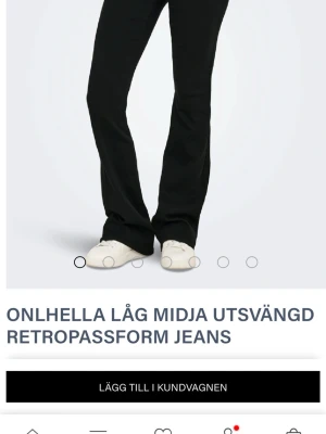 Svarta bootcut jeans från ONLY - Säljer ett par svarta jeans från ONLY med låg midja och utsvängda ben. De är i superbra skicka och är använda ca. 4 gånger. Skorv om du vill ha måtten! 🩷