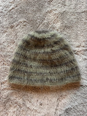 Virkad mössa - Virkad mössa som kan bäras på två sätt, 29cm rakt över