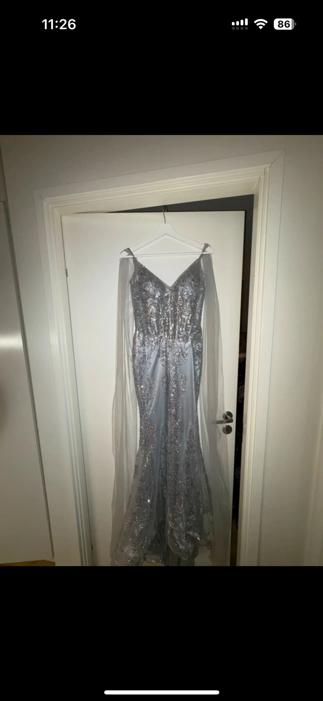 Glittrig silver långklänning med släp - 1