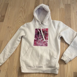 The Cool Elephant Hoodie - Säljer denna hoodie som är äkta, har några fläckar som man kan se på bilderna så säljer den billigt💕nypris 600