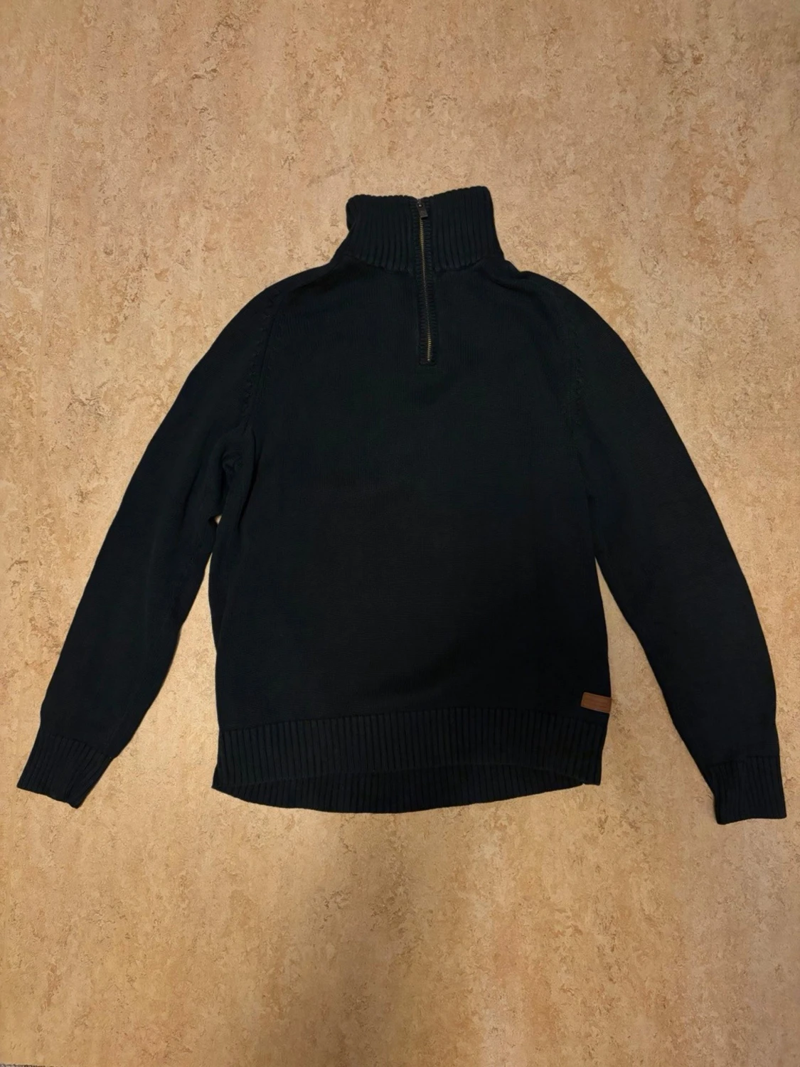 Svart stickad polotröja Peak Performance