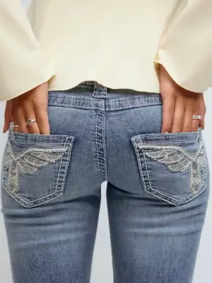 Jätteeee snygga jeans från Gina tricot. Jag råkade köpa fel storlek så i helt nytt skick men utan prislapp! Storlek 14+ storlek M i vanlig längd.