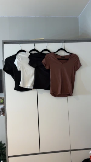 Fyra basic t-shirts med v-ringning - Säljer fyra enkla t-shirts med v-ringad hals i olika färger. Storlek xs-s