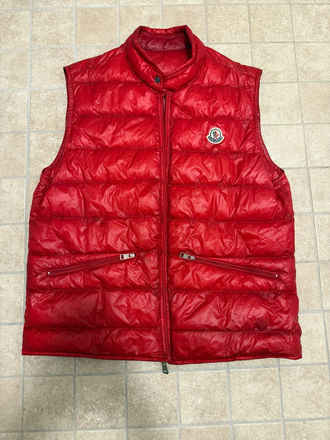 Röd dunväst från Moncler