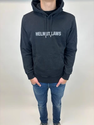 Helmut Lang Hoodie  - Hej! Säljer nu denna väldigt snygga och sällsynta Helmut Lang Hoodie! Storlek M,  Sällsynt model som inte längre säljs i butik! Perfekt hoodie nu tilll vintern