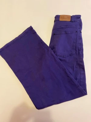 Baum und Pferdgarten jeans - Säljer ett par mörklila jeans från Baum und Pferdgarten med breda ben och hög midja. Strl 32. Hör gärna av er om ni har några frågor! MVH Tom😃