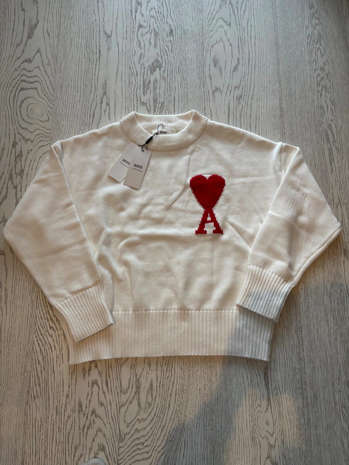 Vit stickad tröja med rött hjärta från Ami
