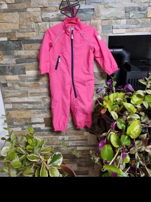 Vinterbarnoveral - Den är i bra skick. Den är från märket Reima och är I storlek 86. Luvan är inte med. 