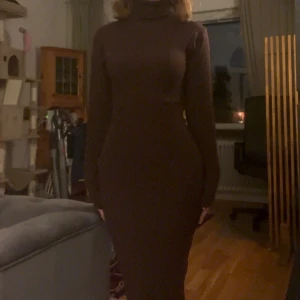 ribbad klänning Gina Tricot - Jättefin oanvänd (endast prövad), från ginatricot i strl xxs men passar xs också. Materialet är stretch så nog passa en s också.