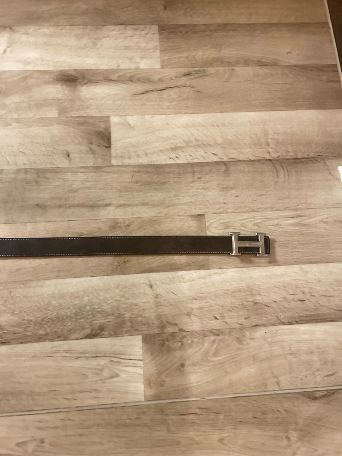 Svart skinnbälte med H-spänne - 1