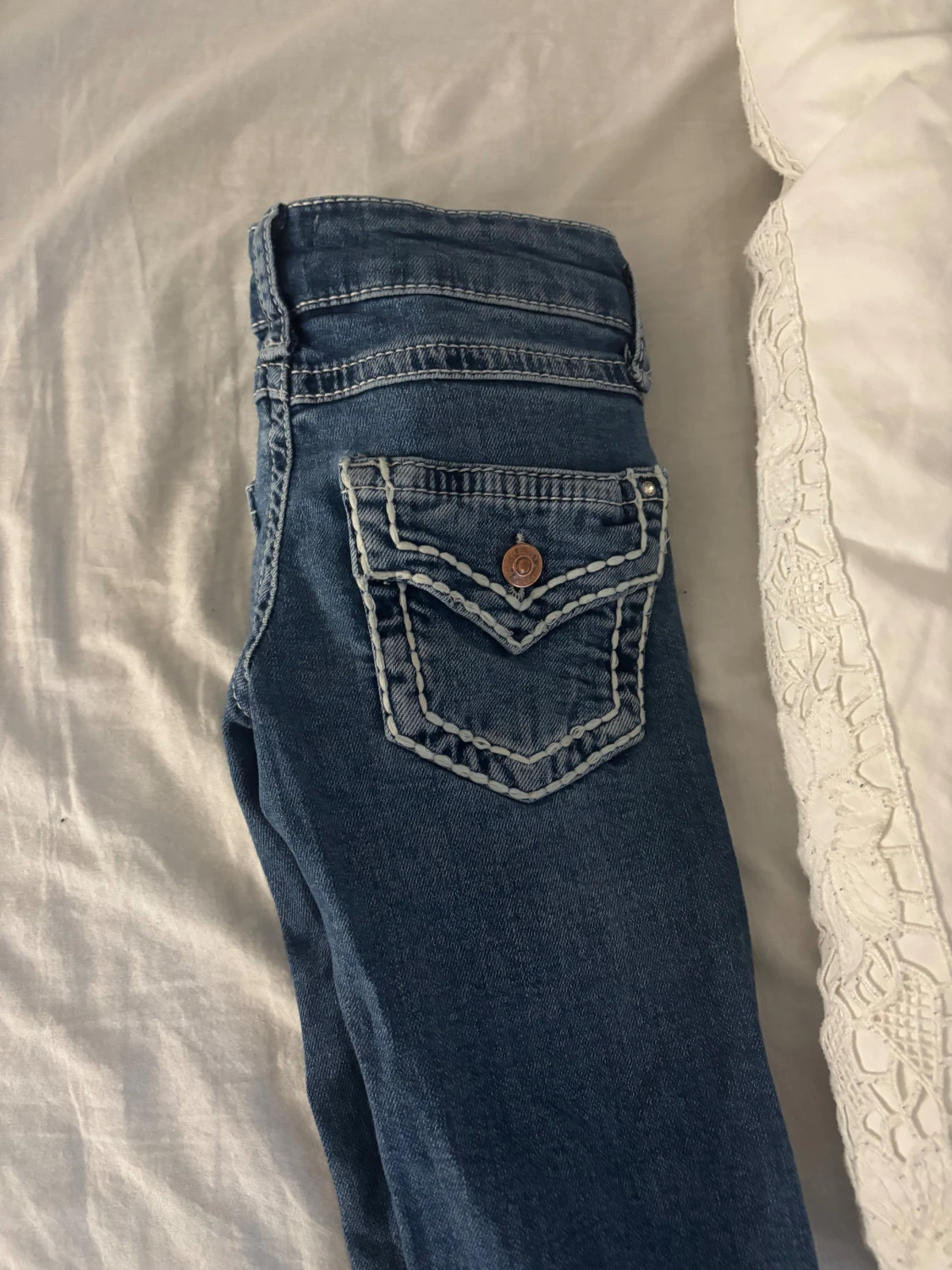 Blå bootcut jeans med kontrastsömmar - 1