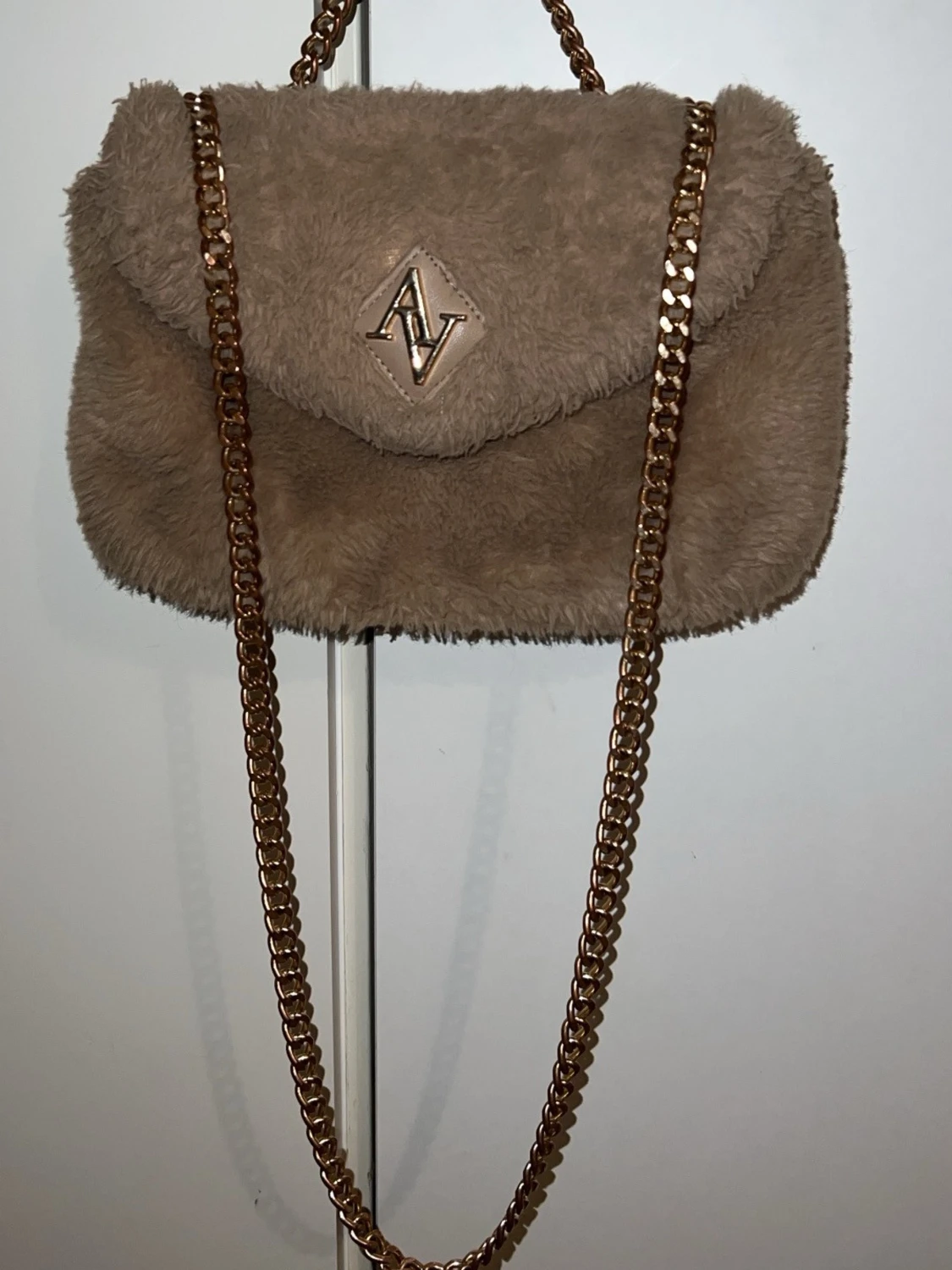 Beige fluffig axelväska från AV - 1