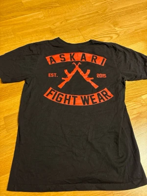 Svart Askari Fight Wear t-shirt - Svart t-shirt från Askari i storlek Medium. Knappt använd