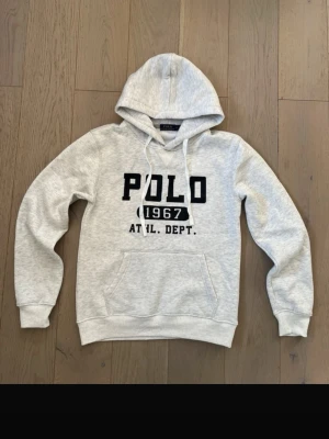 Ralph lauren hoodie grå - Snygg och skön Ralph lauren hoodie, hör av er!