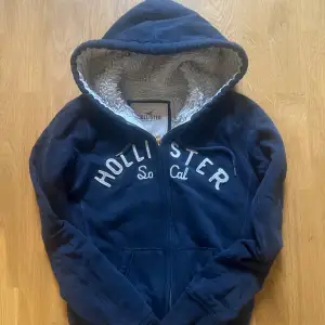 Mysig hoodie från Hollister i storlek S med broderad logga på bröstet och fluffigt teddyfoder i huvan🔵|perfekt inför de kalla vädret                                                                         Skriv vid funderingar                                                          Priset kan självklart diskuteras!