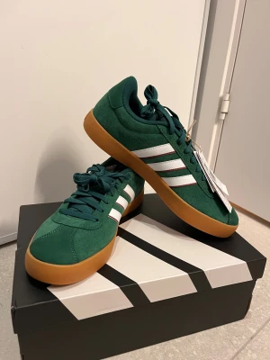 Adidas sport performance skor  - Säljer dessa skor. Dom är helt nya och inte använda. Original box tillkommer, skorv till mig om du vill ha fler bilder på skorna. Priset kan diskuteras vid snabb affär. Skorna är i storlek 43 