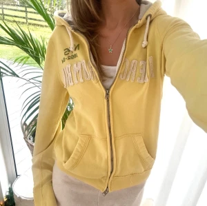 ZIP UTE NU! (Se profil)  - Har flera zips tillgängliga med gratis frakt! Det går inte att köpa den här annonsen, man hänvisas till min profil för att köpa enstaka plagg. 