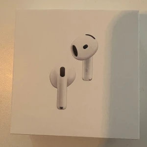 AirPods 4 with Active Noise Cancellation - Helt nya Apple AirPods 4 med aktiv brusreducering. Endast öppnad förpackning. Levereras i originalförpackning med laddningsetui. Kompatibla med USB-C, Apple Watch och Qi-laddning. Köpa september 2025 från Apple Butiken. Pris går att diskutera.