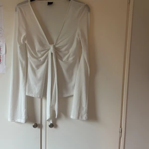 Vit omlottopp med knyt från Gina Tricot - Supersnygg vit omlottopp från Gina Tricot