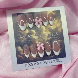 French🎀(S);Medium Almond - Handgjorda press on-naglar i medium mandelform med handmålad fransk tipp i vitt och nude-rosa bas. Dekorerade med 3D rosa rosett r. Snygg och trendig design som sticker ut, perfekt för dig som gillar söta detaljer och stilrena naglar. I storlek S: 15 mm, 11,5 mm, 12 mm, 11 mm, 9 mm 