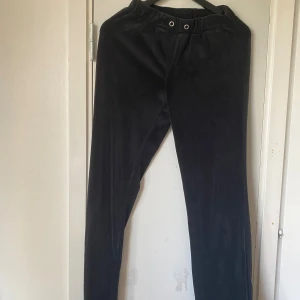 Svarta mjukissbyxor Gina Tricot -  Säljer svarta mjukisbyxor från Gina Tricot i storlek S i bra skick