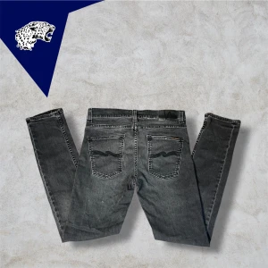 NUDIE JEANS LEAN DEAN  - Snygga Nudie jeans Lean Dean | Skick: 9/10 | Strl: 30/32 | Modellen är 180 cm | Hör av dig om du undrar någonting!