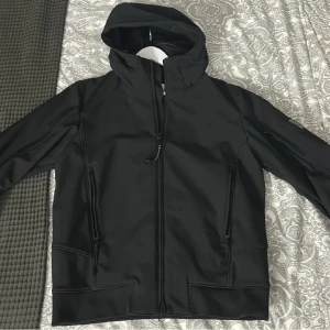 CP company Shell R jacka  - Säljer en oanvänd CP company jacka i storlek M(passar även som S), som inte har kommit till användning. Nypriset ligger runt 6000kr, vid fler frågor/funderingar kontakta gärna!  