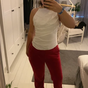 Vit söt tröja eller vad man får kalla det  - Jätte fin vit tröja som är lite puffig fram vid brösten och formar kroppen jätte fint och jätte skönt matrial, inget fel på den, helt ny 