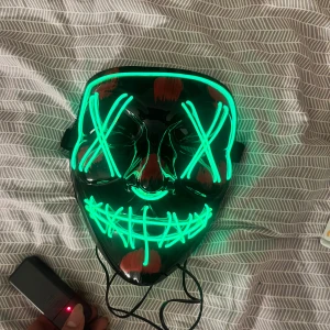 LED Mask med lysande mönster - Unik LED-mask som lyser grönt, perfekt för fest, cosplay eller Halloween. Masken är i nytt skick och drivs av en batteridosa. Justerbart band för bekväm passform. Kan lysa hela tiden, blinka låmgsamt och även blinka snabbt💕
