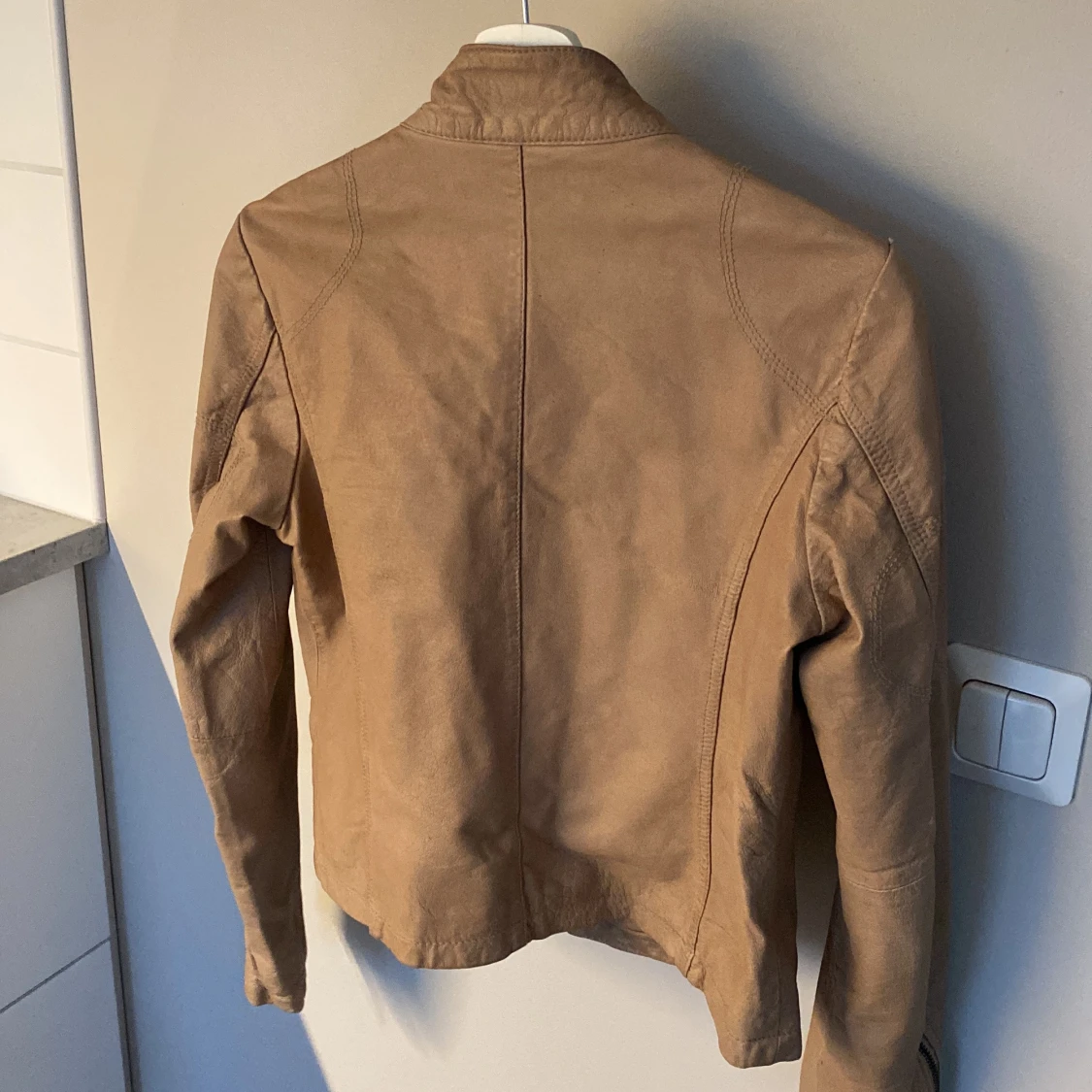 Beige skinnjacka från Cappuccini - 1