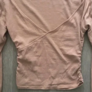 vintage bebe Rosa omlottopp  - (Den är omsydd vilket gör den väldigt fitted!! En fitted look)  🩷🩷