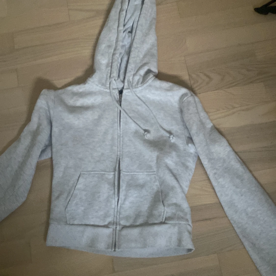 Ljusgrå hoodie från Divided