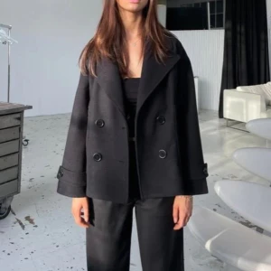 Design by si coat - Säljer denna kappa från Design by si i storlek M/L, använd 1 vinter så tecken på användning finns! Kom privat för egna bilder! passar mig som brukar ha m, lite liten i storlek.