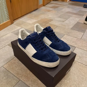 Valentino Garavani flycrews  - Hej! Säljer nu mina Valentino flycrews då jag knappt använder dem längre. Skorna är i fint skick och eventuella defekter syns på bilderna (en nit borta på högerskon och två borta på vänster skon). Box, authentic card och dom gamla skosnörena finns!                                       Tveka inte på att höra av dig vid frågor. //Noa