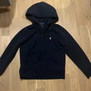 Mörkblå hoodie från Polo Ralph Lauren - superfin mörkblå ziphoodie från ralph lauren💞 lite nopprig men annars knappt nägra defekter🩷🩷storlek 140