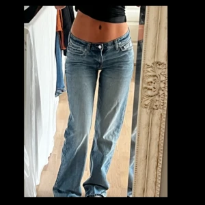 Lågmidjade Weekday straight jeans - Fina baggie byxor från weekday. Alldrig använda. Säljer för att rensa garderoben och har liknande. Så gulliga me uggs och stickad tröja nu på hösten. Nypris 399💓💓