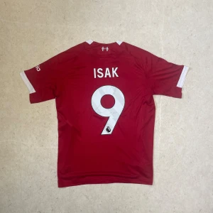 Liverpool Hemma 25/26 Alexander Isak - Liverpool hemma 25/26 med Alexander Isak på ryggen ,oanvänd med tagsen kvar. Storlek M men passar även S Kom gärna med bud eller frågor 