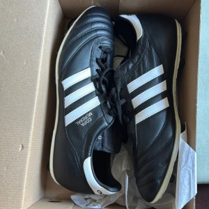 Copa Mundial fotbollsskor  - Klassiska Adidas Copa Mundial fotbollsskor.               Använda fåtal gånger✅  Bra pris för bra kvalitet✅  Frakt sker samma dag som betalning om betalning sker innan 20:00 🚚📦   Flertal nöjda kunder utanför plick✅