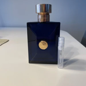 Versace Dylan blue 2ml - Versace Dylan Blue En modern klassiker som kombinerar fräschör och maskulin kraft. Akvatiska toner, citrus och bergamott möter djupa noter av patchouli och mysk. En mångsidig parfym som ger dig självsäkerhet i varje situation.