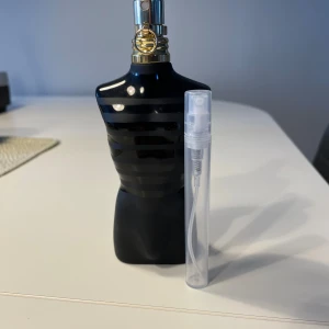 Jean Paul Gaultier le male le parfum 5ml - Jean Paul Gaultier Le Male Le Parfum En intensiv och sensuell tolkning av originalet – ännu mer elegant och förförisk. Kryddig kardemumma, lavendel och iris smälter samman med varm vanilj. En sofistikerad kvällsdoft som utstrålar självsäkerhet och karisma.
