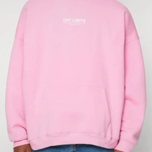 Rosa hoodie från Off Limits - Säljer en oversized rosa hoodie från Gtechwear med trycket 'OFF LIMITS' fram och bak. Hoodien har stor huva, magficka och är tillverkad i mjuk bomullsblandning. Den har små fläckar som går bort i tvätten annars är den typ helt ny