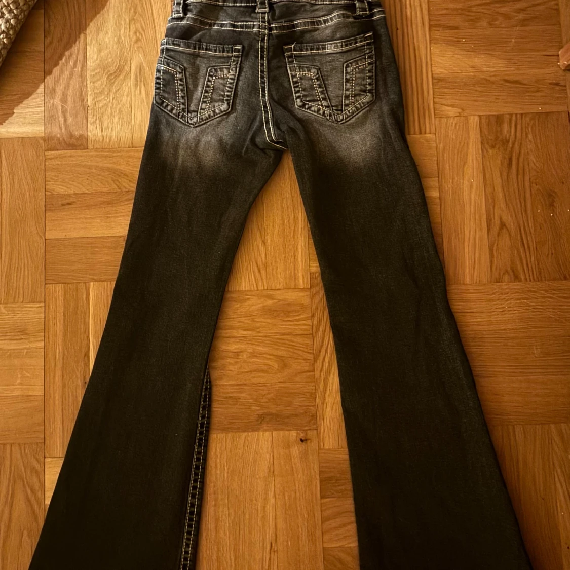 Svarta bootcut jeans med kontrastsömmar - 3