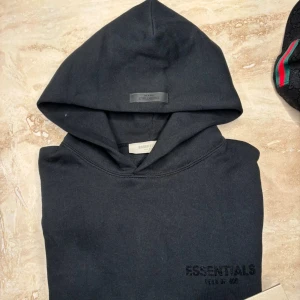 Essentials hoodie  - Säljer det essentials hoodie i färgen svart, i storlek M, riktigt fet
