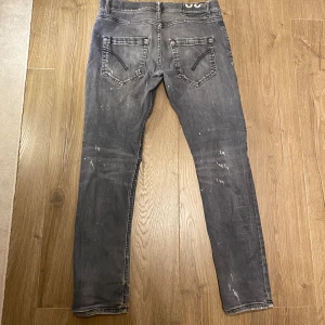 Dondup jeans - Säljer nu mina dondup jeans. W30. Tveka inte på att höra av er vid intresse!