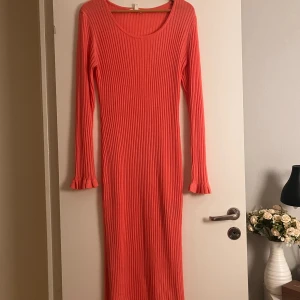 Rosa stickat klänning i storlek S - Klänningen  är i Mermaid form. klänningen är i storlek S och lång med fin passform .Materialet är lagom tjockt  och passar perfekt till både vintern och hösten