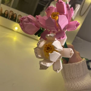 LEGO Blombukett Lotus - Vacker LEGO-blombukett med tre lotusblommor i rosa och vitt. Perfekt som dekoration eller present. Alla delar är i mycket gott skick, inga synliga skador eller missfärgningar. Säljs färdigmonterad och redo att ställas fram.